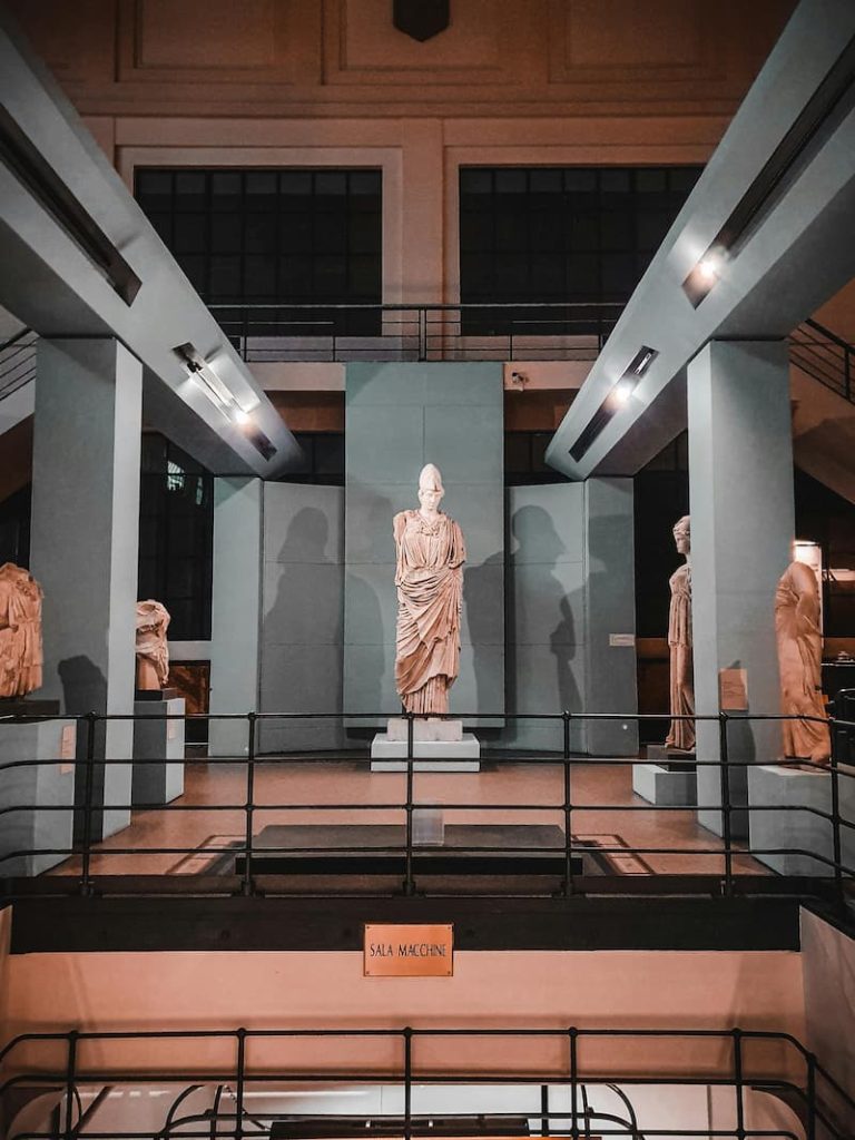 visit a museum 