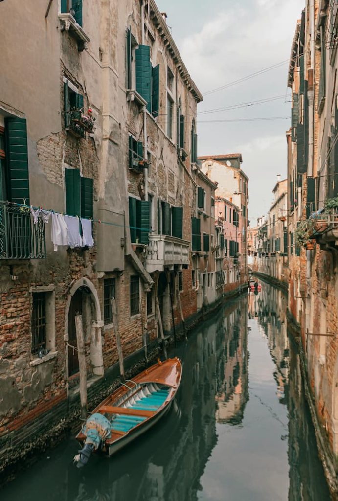 The Ultimate 10-Day Italy Itinerary a boat in venice italy
